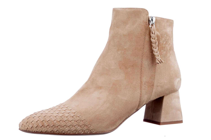 11902 Lilian camel image