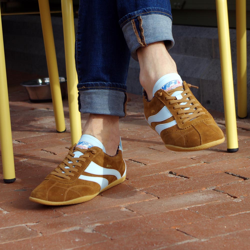 EN - Voorpag - HomeCat - 03 Sneakers